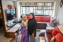 Walau hidup bersendirian, Cik Hadijah Ahmad (kiri) tidak rasa sunyi sepi kerana ada pendamping, Cik Maimunah Ibrahim, yang datang mengunjungi beliau di rumah selain anak-anak dan cucu. Semasa Ramadan ini, Cik Maimunah mengunjungi Cik Hadijah beberapa kali sebulan berbanding sebulan sekali biasanya untuk melihat jika ada keperluan yang perlu dipenuhi.