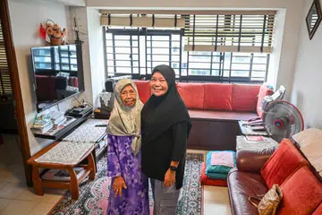 Walau hidup bersendirian, Cik Hadijah Ahmad (kiri) tidak rasa sunyi sepi kerana ada pendamping, Cik Maimunah Ibrahim, yang datang mengunjungi beliau di rumah selain anak-anak dan cucu. Semasa Ramadan ini, Cik Maimunah mengunjungi Cik Hadijah beberapa kali sebulan berbanding sebulan sekali biasanya untuk melihat jika ada keperluan yang perlu dipenuhi.