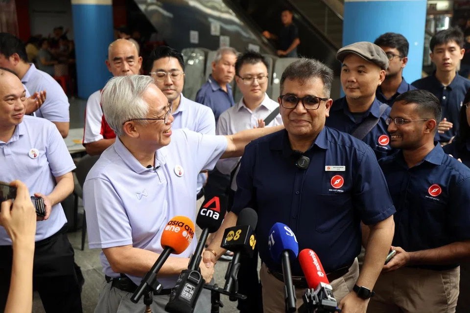 Setiausaha Agung Parti Kuasa Rakyat (PPP), Encik Goh Meng Seng (depan, kiri), dan Setiausaha Agung parti Titik Merah Bersatu (RDU), Encik Ravi Philemon (depan, kanan), di sidang media pada 22 Mac mengumumkan bahawa RDU akan bertanding di GRC Nee Soon setelah PPP memberi laluan kepadanya bagi mengelakkan persaingan tiga penjuru. 