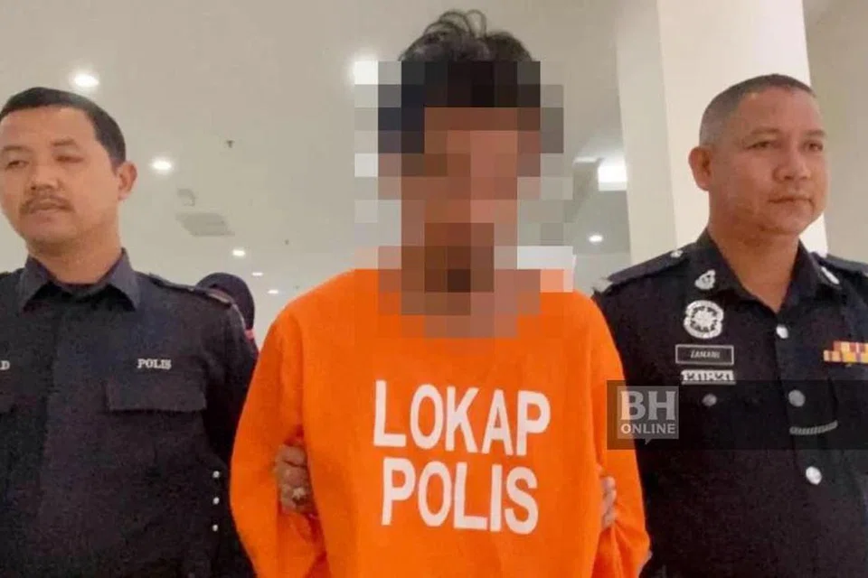 BAPA ZALIM: Seorang bapa berusia 41 tahun mengaku bersalah terhadap 27 tuduhan rogol dan cabul tiga anak kandungnya di Mahkamah Sesyen Muar, Johor, pada Rabu dan bakal berdepan hukuman penjara 654 tahun dan 150 sebatan.