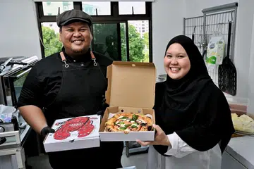 Pasangan suami isteri, Encik Ibnu Aliff Rahim dan Cik Nur Farhana Mohamad, mengusahakan perniagaan piza buatan tangan, Lyfs Bodega, dari rumah mereka di Woodlands.