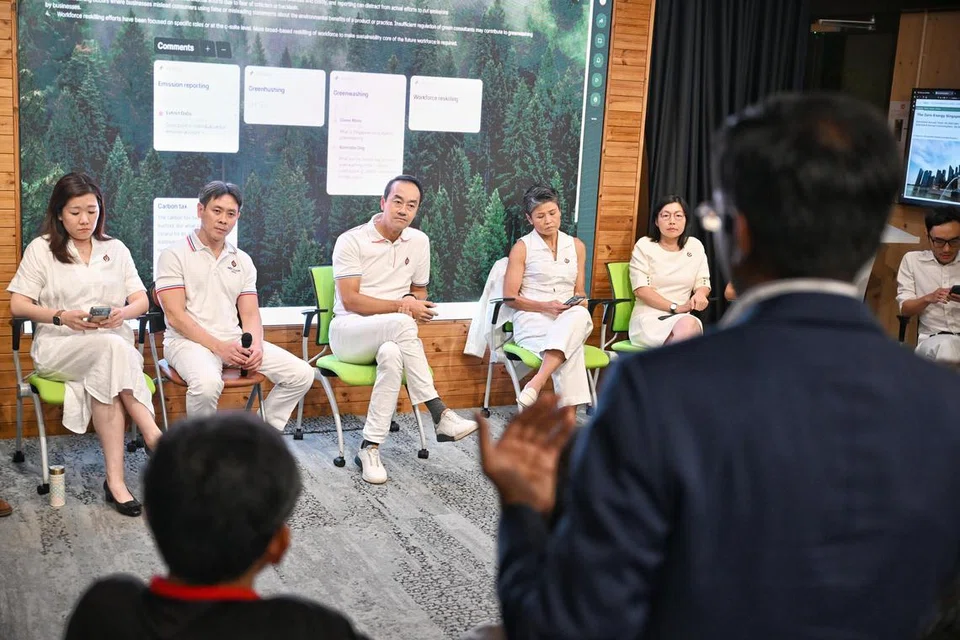 Majlis pelancaran Kumpulan Tindakan Iklim (CAG) juga menyaksikan satu sesi dialog antara pemimpin kumpulan itu, yang dipengerusikan bersama Menteri Negara Kanan (Tenaga Manusia merangkap Kemampanan dan Sekitaran), Dr Koh Poh Koon (tengah), dan Anggota Parlimen (AP) GRC Nee Soon, Encik Louis Ng (dua dari kiri), dengan peserta yang terdiri daripada sektor kemampanan dan perniagaan pada 21 Januari.