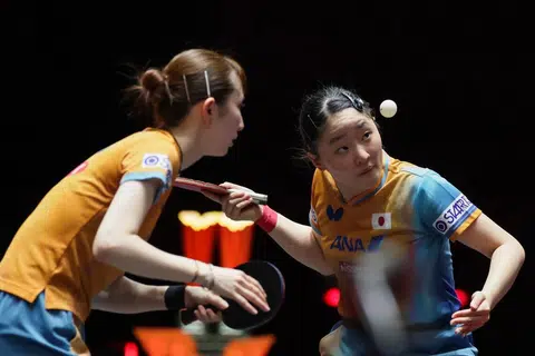Pemain Jepun, Miwa Harimoto (kanan) dan Hina Hayata, semasa final beregu wanita Singapore Smash di Arena OCBC pada 28 Februari.