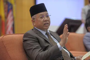 TAN SRI ANNUAR MUSA: Berucap di majlis ceramah perdana pada malam Selasa, Presiden Muafakat Nasional, Tan Sri Annuar Musa, mendakwa ramai pemimpin dan ahli Umno akan keluar dari parti itu.