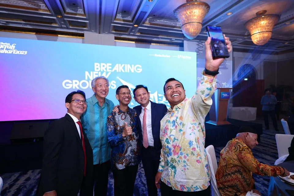 SERONOK BERSWAFOTO: Anggota Parlimen (GRC Pasir Ris-Punggol), Encik Sharael Taha (depan) berswafoto dengan penerima Anugerah Jauhari, Encik Shahrin Abdol Salam (tengah), disertai lain-lain tetamu termasuk tetamu terhormat, Encik Teo Chee Hean (dua dari kiri), Menteri Negara Kanan (Tenaga Manusia merangkap Pertahanan), Encik Zaqy Mohd (dua dari kanan) dan peguam, Encik Rohim Sarip.