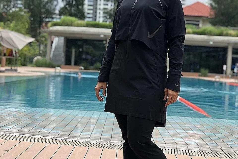 RANCANG BUKA KELAS AQUA: Selepas tempoh pemutus litar ini, Cik Haslinda, yang berpeluang mencuba baju renang serba canggih dan trendy Nike Victory Full-Coverage baru-baru ini (gambar atas), merancang melancarkan kelas aqua. Buat masa ini, beliau dan pasukan FitFabnya mengendalikan senaman dalam talian sempena Ramadan secara langsung melalui wadah Zoom. - Foto ihsan CIK HASLINDA ALI