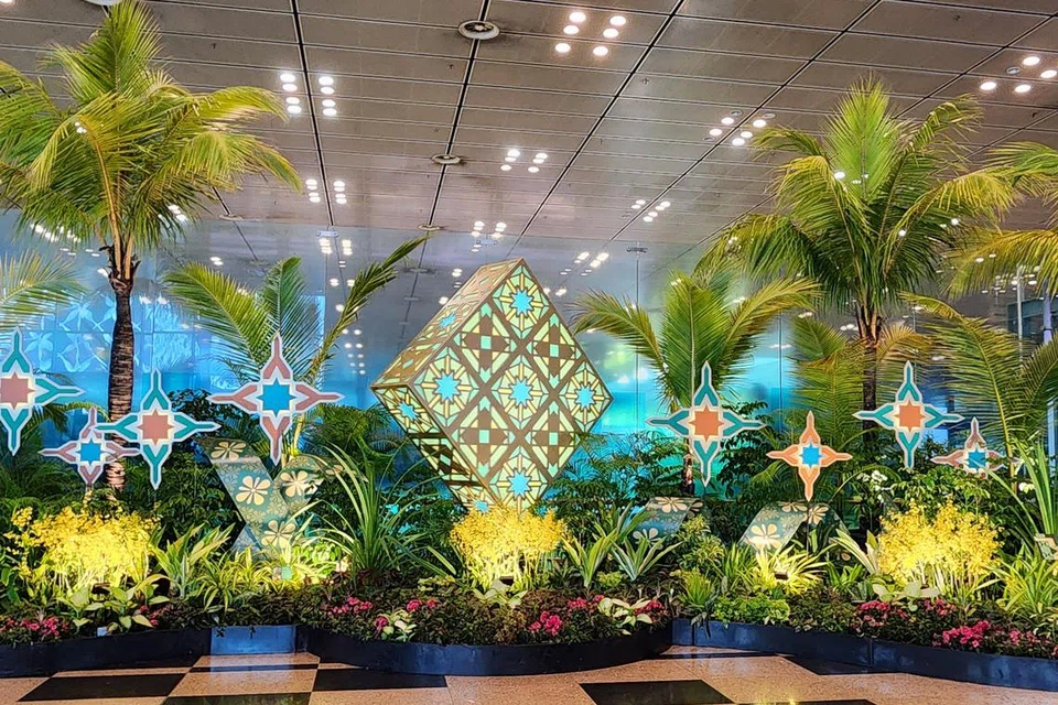 Antara paparan menarik ialah pemasangan mekanikal ketupat berputar setinggi 4 meter di Terminal 3.