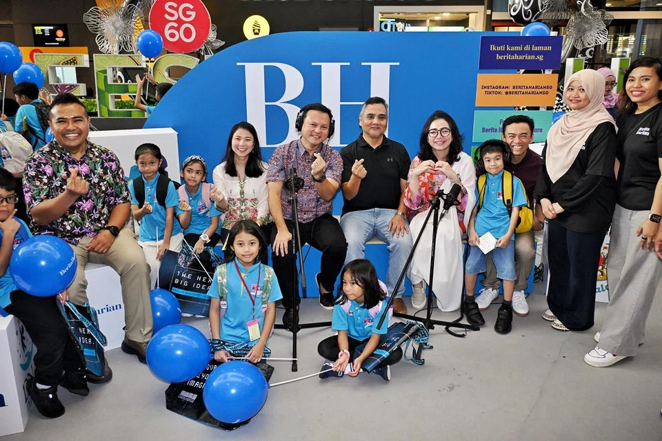 Menteri Negara Kanan (Pertahanan merangkap Kemampanan dan Sekitaran), Encik Zaqy Mohamad (duduk, enam dari kiri) bersama Editor BH, (duduk, tujuh dari kiri) Encik Nazry Mokhtar. Bersama mereka ialah (dari kanan) Timbalan Editor Audiens dan Perkembangan BH, Cik Rabiatul Adawiya Binhan; Editor Audiens dan Perkembangan BH, Cik Norhaiza Hashim; AP GRC Jalan Besar, Dr Wan Rizal Wan Zakariah; AP GRC East Coast, Cik Hazlina Abdul Halim; AP GRC Tampines, Dr Charlene Chen dan (dua dari kiri) AP GRC Pasir Ris-Changi, Encik Sharael Taha, semasa bergambar dengan kanak-kanak yang berkunjung ke reruai BH di Our Tampines Hub.