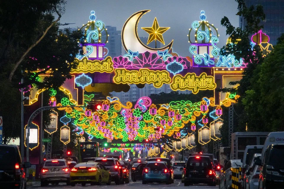 KEMBALI MERIAH: Encik Lee melahirkan rasa senangnya melihatkan bazar-bazar Hari Raya kembali seperti biasa khususnya di Geylang Serai.