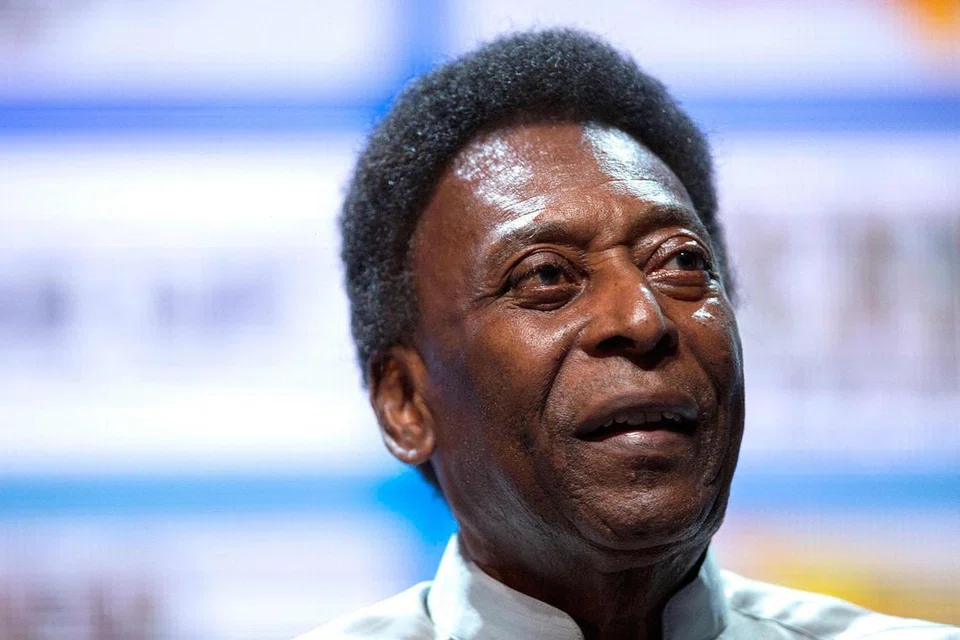 LEGENDA BOLA SEPAK: Pele menjulang Piala Dunia tiga kali... 1958, 1962 dan 1970. Pasukan Brazil yang menjulang Piala Dunia 1970 disifatkan sebagai pasukan bola sepak terbaik dalam sejarah. - Foto fail 