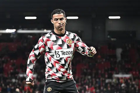 MASA DEPAN KIAN SAMAR: Bintang United, Cristiano Ronaldo, diketepikan daripada skuad menentang Chelsea sebagai 'hukuman' kelakuannya meninggalkan bangku simpanan United sebelum tamat perlawanan dalam kemenangan 2-0 United ke atas Spurs pada Rabu lalu. - Foto AFP