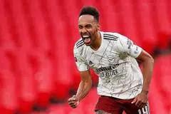 YAKIN: Mikel Arteta percaya kapten kelab itu Pierre-Emerick Aubameyang akan kekal bersama Arsenal lebih-lebih lagi setelah beliau memainkan peranan besar dalam kemenangan menentang Liverpool dalam perlawanan Piala Masyarakat. - Foto REUTERS