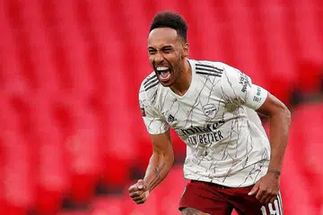 YAKIN: Mikel Arteta percaya kapten kelab itu Pierre-Emerick Aubameyang akan kekal bersama Arsenal lebih-lebih lagi setelah beliau memainkan peranan besar dalam kemenangan menentang Liverpool dalam perlawanan Piala Masyarakat. - Foto REUTERS