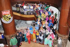 MUHIBAH: Bekas pelajar Sekolah Menengah Telok Kurau bergambar kenangan semasa mengadakan perjumpaan di sebuah hotel. - Foto ihsan HAFIZA TALIB