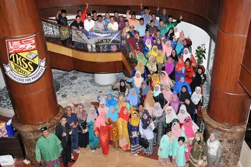 MUHIBAH: Bekas pelajar Sekolah Menengah Telok Kurau bergambar kenangan semasa mengadakan perjumpaan di sebuah hotel. - Foto ihsan HAFIZA TALIB