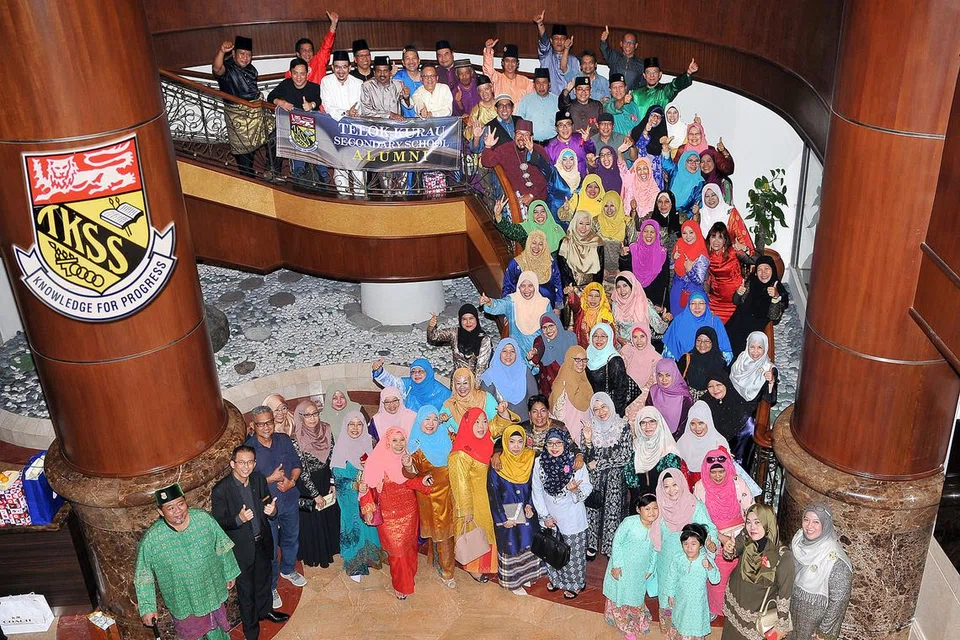 MUHIBAH: Bekas pelajar Sekolah Menengah Telok Kurau bergambar kenangan semasa mengadakan perjumpaan di sebuah hotel. - Foto ihsan HAFIZA TALIB