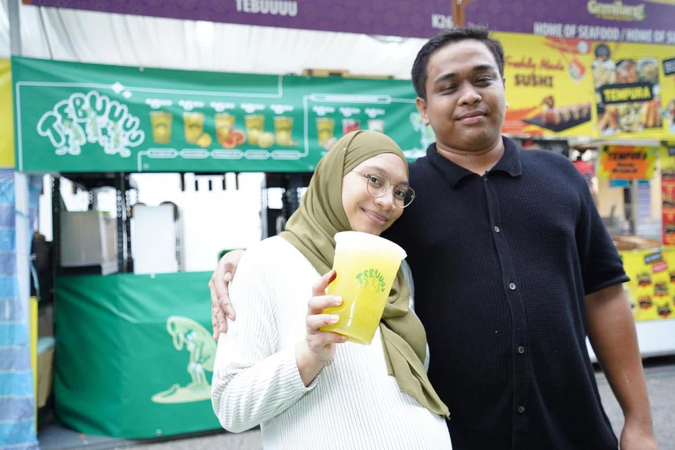 Keunikan kedai Cik Nurshakirah Azman dan Encik Abdullah Umeir Azman bersandarkan pada minuman kegemaran klasik, seperti minuman tebu dan teh O.