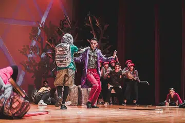 PEMENTASAN MUZIKAL: Persembahan teater 'Kota Kalis Peluru', hasil karya Farhanah Diyanah dan dipersembahkan di Music Box, Politeknik Ngee Ann baru-baru ini, mengisahkan tentang lima belia Persatuan Belia Masa Depan (PBMD) yang sedang meraikan hari lahir seorang teman apabila satu kebakaran besar berlaku di sebuah pulau berdekatan. - Foto NOR RIZAL EBRAHIM
