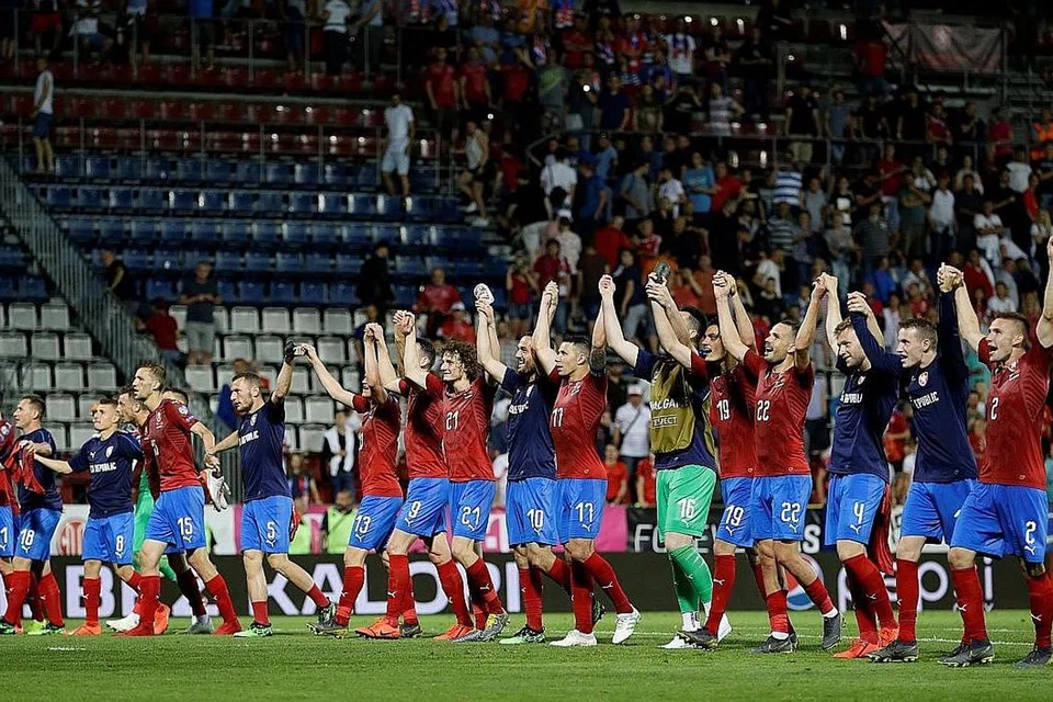 RAI KEMENANGAN: Pemain Republik Czech meraikan kemenangan selepas mengewaskan Montenegro pada aksi kelayakan Euro 2020 di Olomouc. - Foto REUTERS