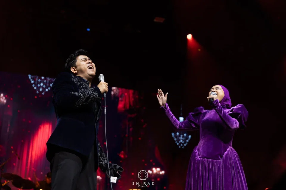 Cakra Khan (kiri) berduet bersama penyanyi Malaysia, Ernie Zakri dalam lagu ‘Seluruh Cinta’ yang dipopular Cakra dan Datuk Seri Siti Nurhaliza. 