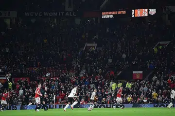 TETAP TEGUH: Solskjaer meninggalkan padang pada waktu rehat berlatar belakang Old Trafford bergema cemuhan terhadapnya. Namun, pengurus United itu berkata beliau tidak akan putus asa. - Foto-foto REUTERS, EPA-EFE, AFP