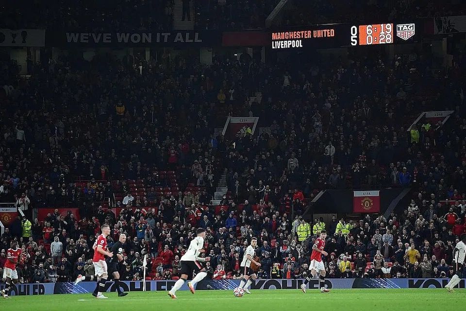 TETAP TEGUH: Solskjaer meninggalkan padang pada waktu rehat berlatar belakang Old Trafford bergema cemuhan terhadapnya. Namun, pengurus United itu berkata beliau tidak akan putus asa. - Foto-foto REUTERS, EPA-EFE, AFP