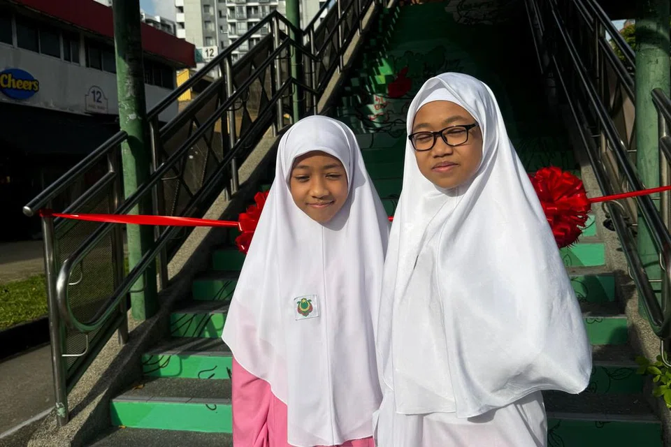 Adik beradik, Rana Arifin (kiri) dan Amaani Arifin (kanan), bangga lukisan mereka terpilih.