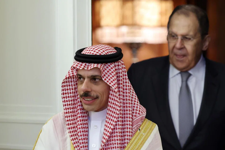 Menteri Luar Arab Saudi, Putera Faisal bin Farhan Al-Saud (kiri), dan Menteri Luar Russia, Sergei Lavrov, tiba untuk menghadiri satu pertemuan di Moscow, Rusia, pada 4 Julai 2025. 