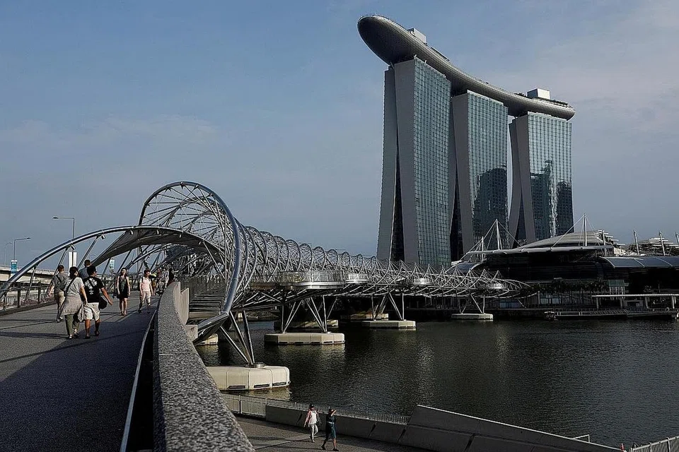 SATU LAGI PILIHAN: Marina Bay Sands yang dimiliki oleh Las Vegas Sands Corp, yang pengerusi dan ketua eksekutifnya, Encik Sheldon Adelson, ialah antara penderma utama Encik Trump, dan dikatakan turut berupaya menjadi 'tuan rumah' bagi sidang puncak AS-Korea Utara kerana lokasi, kemudahan dan kelengkapan yang baik. - Foto fail 
