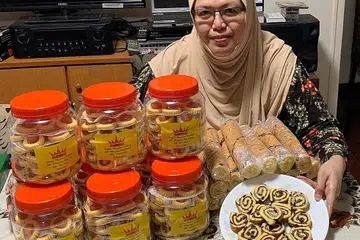 PUSAKA WARISAN: Lebih daripada sekadar perniagaan dari rumah, Cik Mazlina menghasilkan tart nenas yang merupakan pusaka warisan keluarga selain menjadi sumber tambahan pendapatan untuk keluarga. - Foto ihsan MAZLINA MARIDAN