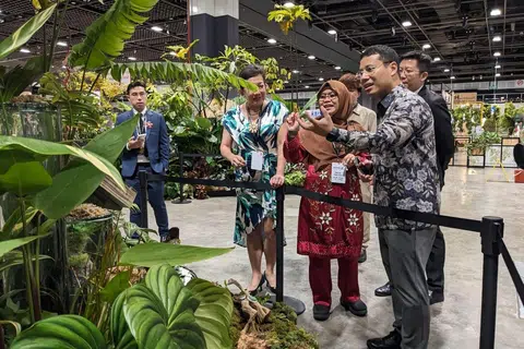 Ustazah Nur Khadijah Ramli (tiga dari kanan) menerangkan ciri-ciri ‘Funtastical Forest’ kepada Menteri Pembangunan Negara, Encik Desmond Lee (dua dari kanan).