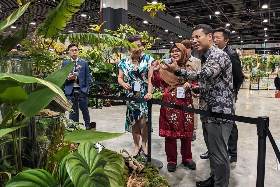 Ustazah Nur Khadijah Ramli (tiga dari kanan) menerangkan ciri-ciri ‘Funtastical Forest’ kepada Menteri Pembangunan Negara, Encik Desmond Lee (dua dari kanan).