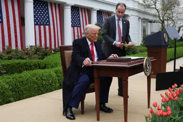 Presiden Donald Trump duduk untuk tandatangan arahan eksekutif bagi tarif di Rumah Putih. 