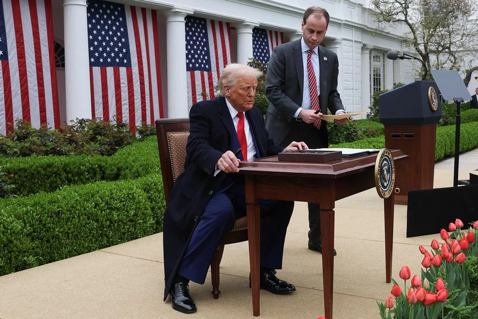 Presiden Donald Trump duduk untuk tandatangan arahan eksekutif bagi tarif di Rumah Putih. 