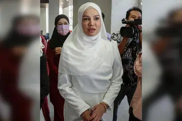 TENGKARAH BERTERUSAN: Puteri Sarah Liyana mendakwa beliau tidak pernah berjanji untuk menarik balik saman terhadap keluarga madunya, Ira Kazar semasa berbincang dengan suaminya, Syamsul Yusof. - Foto BERNAMA