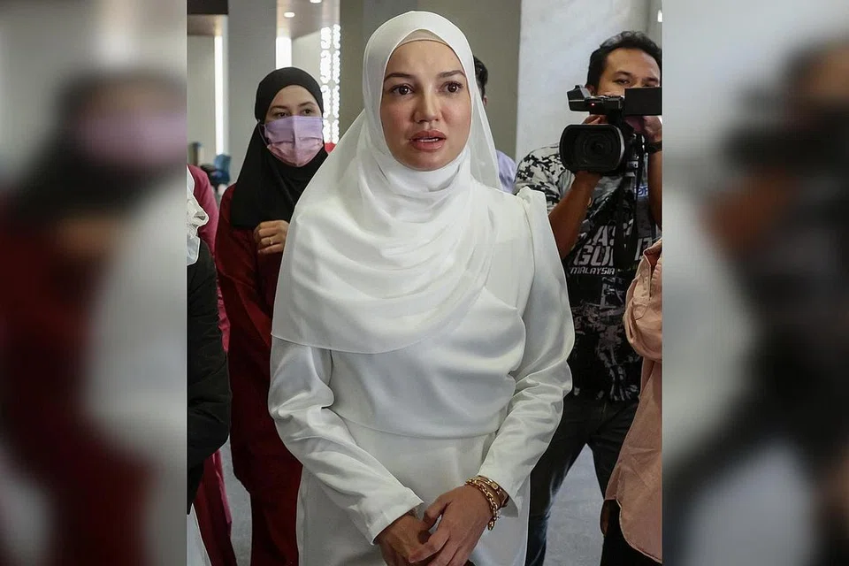 TENGKARAH BERTERUSAN: Puteri Sarah Liyana mendakwa beliau tidak pernah berjanji untuk menarik balik saman terhadap keluarga madunya, Ira Kazar semasa berbincang dengan suaminya, Syamsul Yusof. - Foto BERNAMA