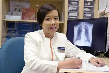 USAHA BAWA HASIL: Meskipun berhadapan dengan pelbagai cabaran, Dr Juriyah berjaya mengharunginya sehingga berjaya meraih empat sijil profesional sebagai jururawat sehingga ke peringkat Doktor Amali Kejururawatan. - Foto IMAN ALIF