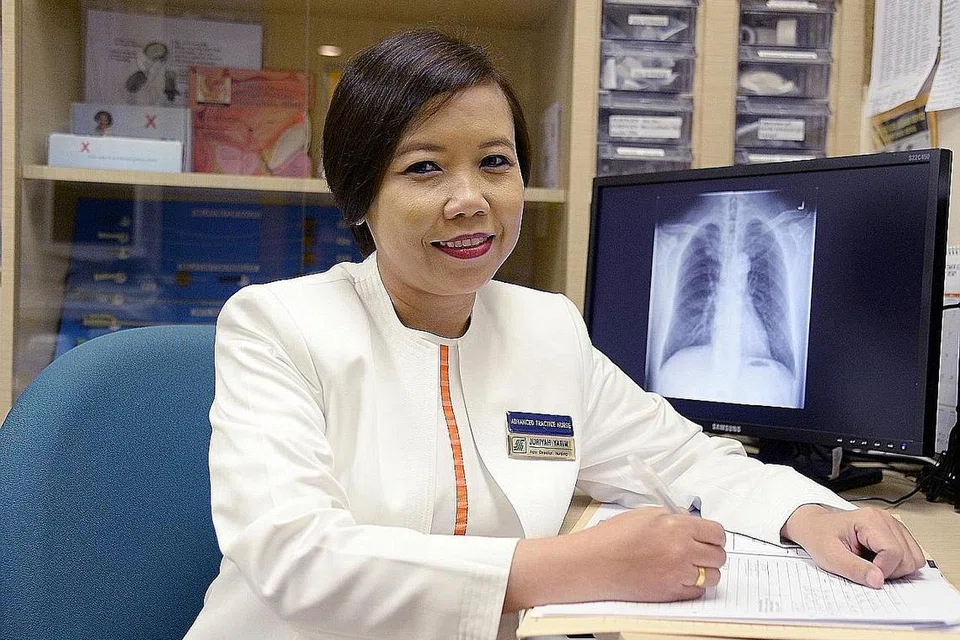 USAHA BAWA HASIL: Meskipun berhadapan dengan pelbagai cabaran, Dr Juriyah berjaya mengharunginya sehingga berjaya meraih empat sijil profesional sebagai jururawat sehingga ke peringkat Doktor Amali Kejururawatan. - Foto IMAN ALIF