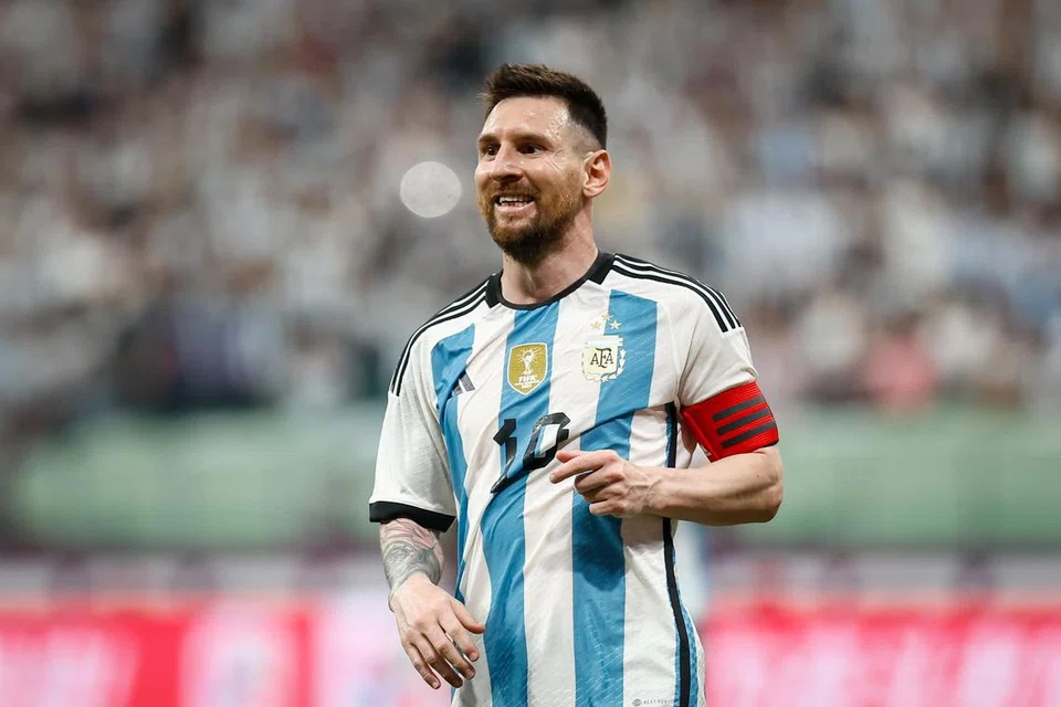 TOLAK LAMARAN: Lionel Messi dilaporkan menerima tawaran daripada sebuah kelab liga Saudi tetapi menolaknya. Kapten Argentina dan bekas pemain Paris Saint German itu sebaliknya berpindah ke kelab Liga Utama Bola Sepak (MLS) Amerika Syarikat, Inter Miami. Beliau bakal digandingkan dengan rakan senegara, Gonzalo Higuain.