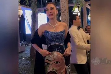 Pelakon dan jelitawan Indonesia, Luna Maya peringati bapanya dengan memakai gaun pengantin resepsi yang mengambil ilham daripada lukisan bapanya. 