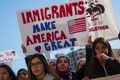 SOKONG MASYARAKAT PENDATANG: Para penunjuk perasaan di Milwaukee, Wisconsin, mengadakan bantahan kelmarin sebagai menentang dasar Presiden Donald Trump berkaitan imigresen. - Foto AFP