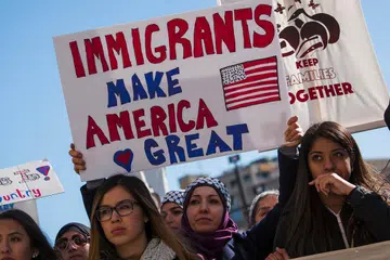 SOKONG MASYARAKAT PENDATANG: Para penunjuk perasaan di Milwaukee, Wisconsin, mengadakan bantahan kelmarin sebagai menentang dasar Presiden Donald Trump berkaitan imigresen. - Foto AFP
