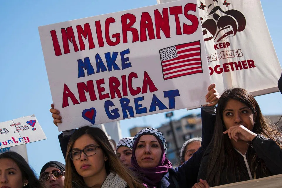 SOKONG MASYARAKAT PENDATANG: Para penunjuk perasaan di Milwaukee, Wisconsin, mengadakan bantahan kelmarin sebagai menentang dasar Presiden Donald Trump berkaitan imigresen. - Foto AFP