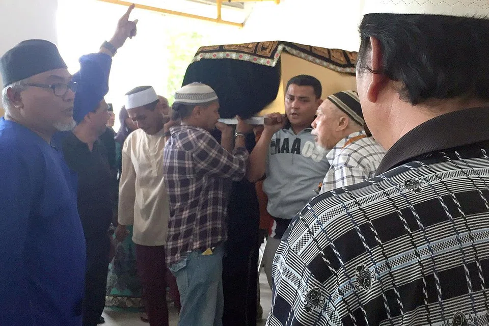 PEMERGIAN SEORANG SENIMAN: Jenazah Allahyarham S. Rosley diusung untuk dibawa ke pusara, dan dikebumikan selepas zuhur semalam. Anak Allahyarham termasuk Fido Ahdross (lima dari kanan) kelihatan sebak ketika mengusung jenazah. - Foto NURMAYA ALIAS 