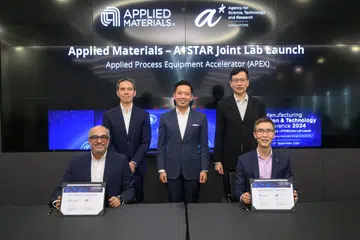 Berdiri, dari kiri: Presiden serantau Applied Materials (Asia Tenggara), Encik Brian Tan; Menteri Negara bagi Perdagangan dan Perusahaan, Encik Alvin Tan; ketua pegawai eksekutif A*Star, Encik Frederick Chew. Duduk: Pengarah Urusan Applied Materials untuk kumpulan semikonduktor, Encik Arvind Sundarrajan (kiri); dan Profesor Lim Keng Hui, penolong ketua eksekutif Majlis Penyelidikan Sains dan Kejuruteraan A*Star. Kedua-dua firma ini melancarkan makmal yang akan membangunkan proses pembuatan semikonduktor yang meminimumkan sisa bahan dan memaksimumkan kecekapan sumber.