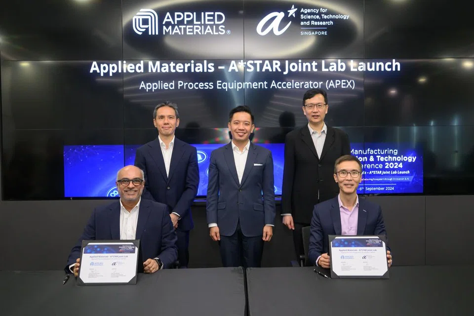 Berdiri, dari kiri: Presiden serantau Applied Materials (Asia Tenggara), Encik Brian Tan; Menteri Negara bagi Perdagangan dan Perusahaan, Encik Alvin Tan; ketua pegawai eksekutif A*Star, Encik Frederick Chew. Duduk: Pengarah Urusan Applied Materials untuk kumpulan semikonduktor, Encik Arvind Sundarrajan (kiri); dan Profesor Lim Keng Hui, penolong ketua eksekutif Majlis Penyelidikan Sains dan Kejuruteraan A*Star. Kedua-dua firma ini melancarkan makmal yang akan membangunkan proses pembuatan semikonduktor yang meminimumkan sisa bahan dan memaksimumkan kecekapan sumber.