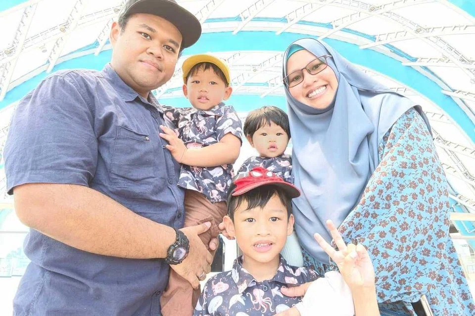 Cik Nurhayati Abdullah (kanan), dan suaminya Encik Muhamad Nashrin Ayub, berusaha memasak dan menyediakan makanan seimbang untuk anak-anak mereka, Muhammad Aniq Hurayra (bertopi kuning), Muhammad Arfa Huzhayfah (bertopi merah) dan Nur Azzahra Humayra.