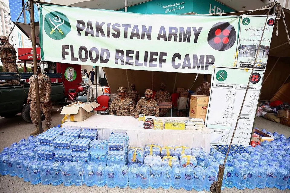 BEKALAN MAKANAN: Pasukan tentera Pakistan menerima catuan dan barangan bantuan untuk diagihkan kepada mereka yang terjejas akibat banjir kilat di sebuah kem di Karachi, wilayah Sindh, Pakistan.