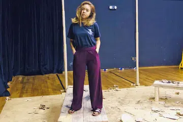 BAHASA MELAYU DI HATI: Amirah Yahya terlibat aktif dalam dunia teater sebagai satu wadah baginya menyebar pesanan agar anak muda tidak memperlekeh penggunaan bahasa Melayu. - Foto BH oleh HARYANI ISMAIL