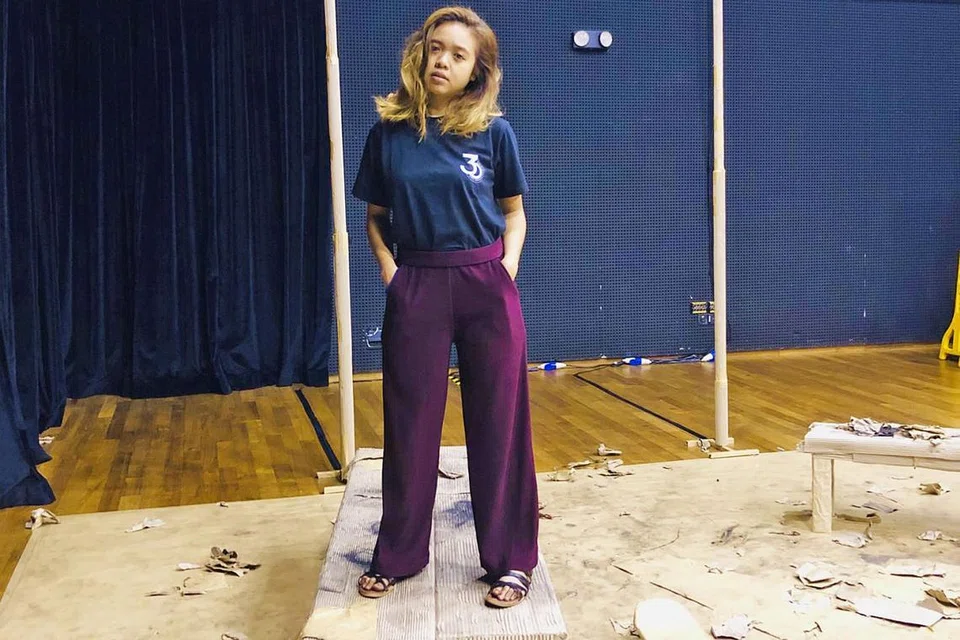 BAHASA MELAYU DI HATI: Amirah Yahya terlibat aktif dalam dunia teater sebagai satu wadah baginya menyebar pesanan agar anak muda tidak memperlekeh penggunaan bahasa Melayu. - Foto BH oleh HARYANI ISMAIL